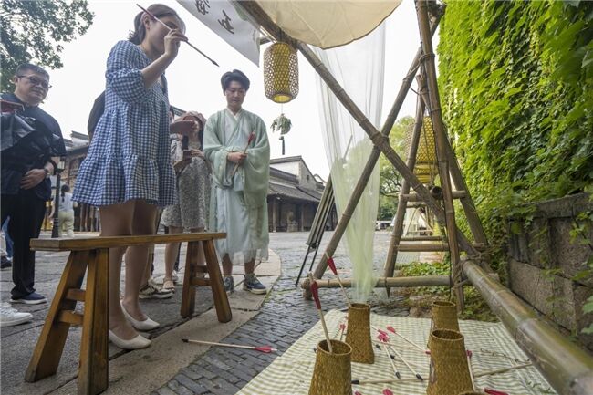 龍舟花燈船、非遺游園會(huì)、限定五黃宴……烏鎮(zhèn)景區(qū)端午活動(dòng)上新